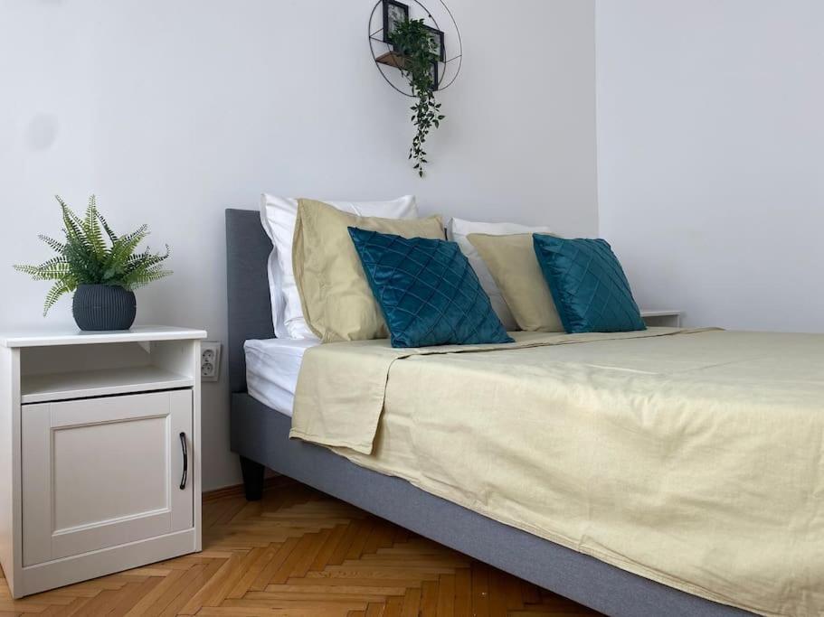 2 Bedroom Apartment With Terrace In City Center Bükreş Dış mekan fotoğraf