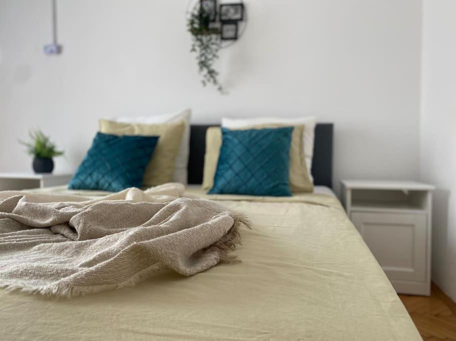 2 Bedroom Apartment With Terrace In City Center Bükreş Dış mekan fotoğraf
